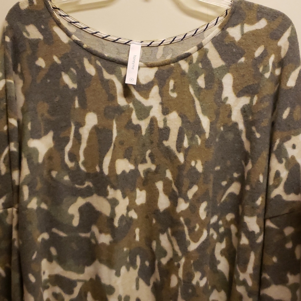 Honeyme Nwot fleece camo sweater